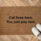 Cat lives here. You just pay rent. Zerbino Personalizzato in Fibra di Cocco – Incisione Laser – Welcome Mat Ingresso Casa