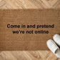 Come in and pretend we’re not online Personalizzato in Fibra di Cocco – Incisione Laser – Welcome Mat Ingresso Casa