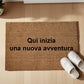 Qui inizia una nuova avventura Zerbino Personalizzato in Fibra di Cocco – Incisione Laser – Welcome Mat Ingresso Casa – Regalo Nuova Casa