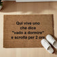 Qui vive uno che dice "vado a dormire" e scrolla per 2 ore Zerbino Personalizzato in Fibra di Cocco – Ingresso Casa – Regalo Nuova Casa