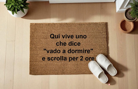 Qui vive uno che dice &quot;vado a dormire&quot; e scrolla per 2 ore Zerbino Personalizzato in Fibra di Cocco – Ingresso Casa – Regalo Nuova Casa