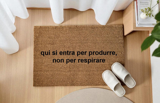 Qui si entra per produrre, non per respirar zerbino Personalizzato in Fibra di Cocco – Incisione Laser –Ingresso Casa