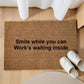 Smile while you can. Work’s waiting inside zerbino Personalizzato in Fibra di Cocco – Incisione Laser –Ingresso Casa