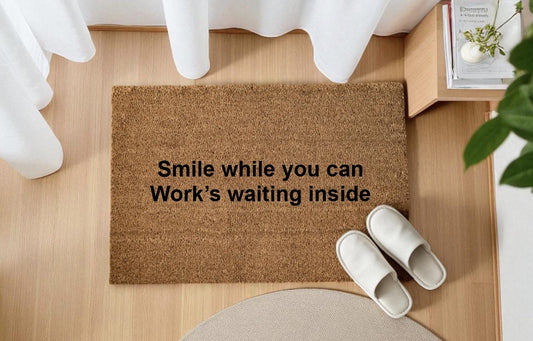Smile while you can. Work’s waiting inside zerbino Personalizzato in Fibra di Cocco – Incisione Laser –Ingresso Casa
