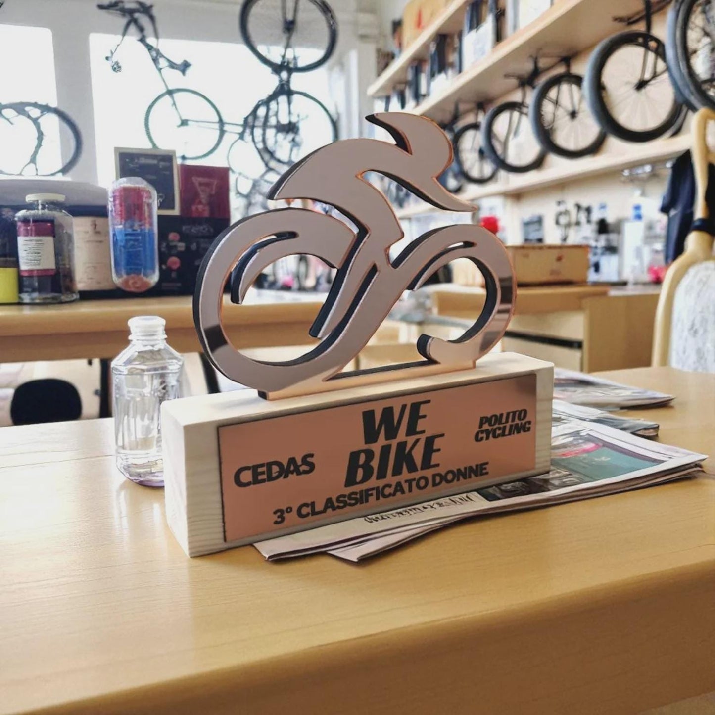 trofeo moderno ciclismo bronzo in pino massello, premio bicicletta in legno e plexiglas