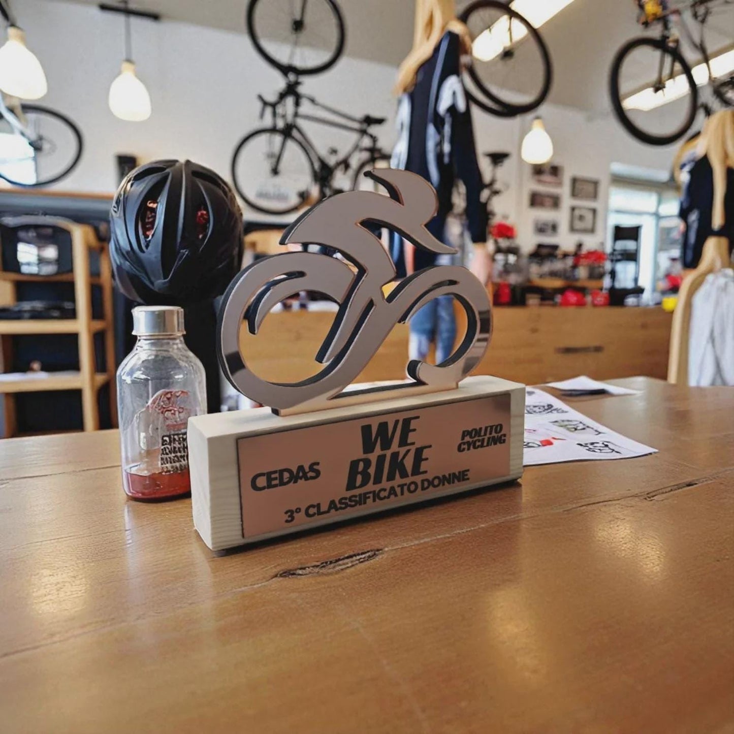 trofeo moderno ciclismo argento in pino massello, premio bicicletta in legno e plexiglas
