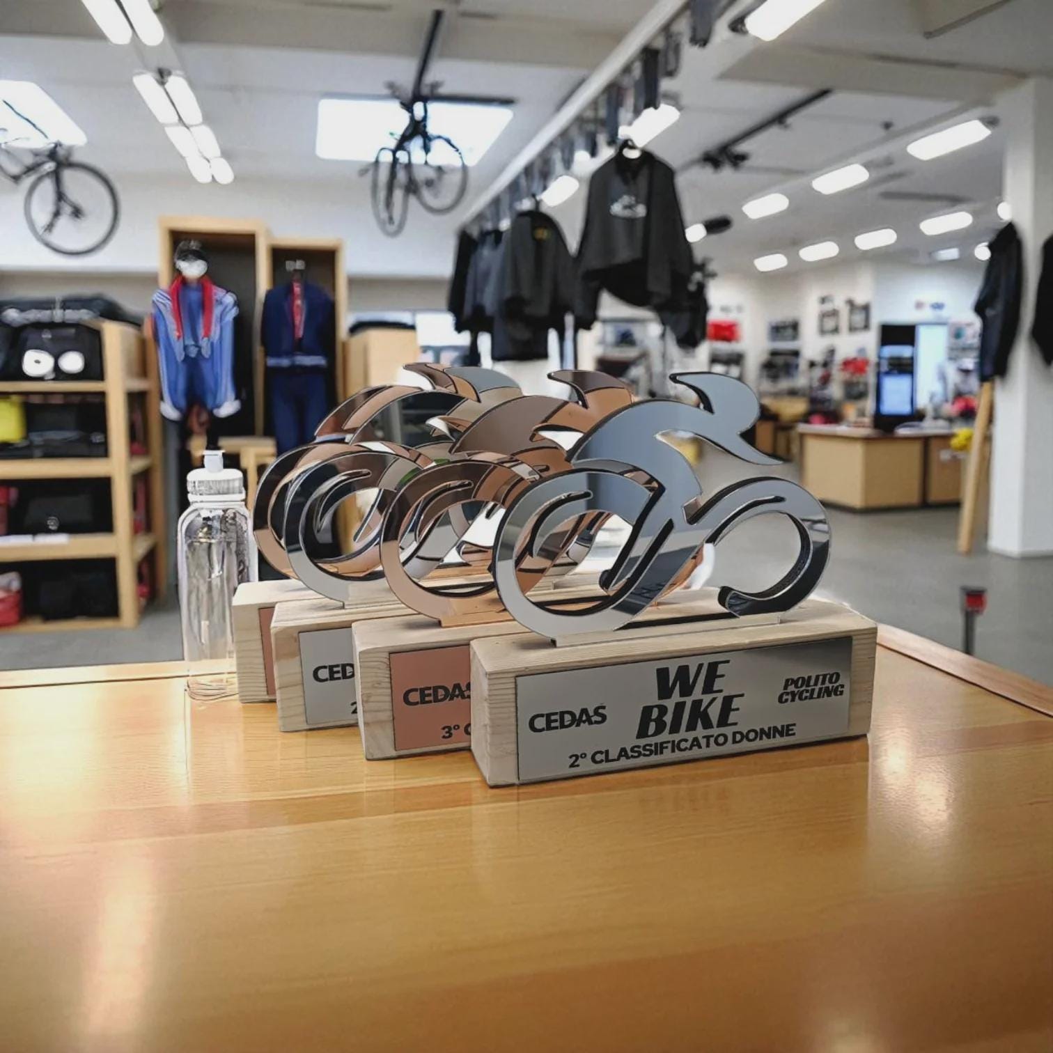 trofeo moderno ciclismo bronzo in pino massello, premio bicicletta in legno e plexiglas