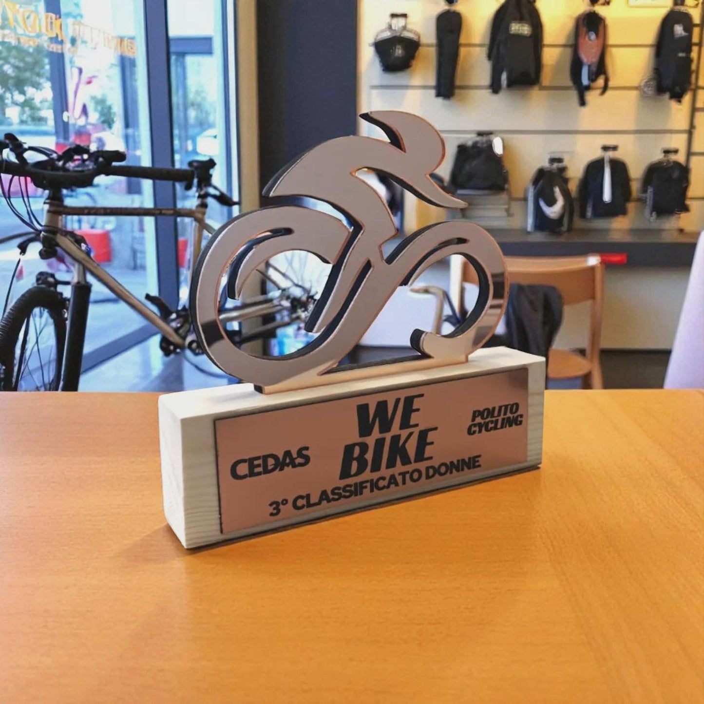 trofeo moderno ciclismo argento in pino massello, premio bicicletta in legno e plexiglas
