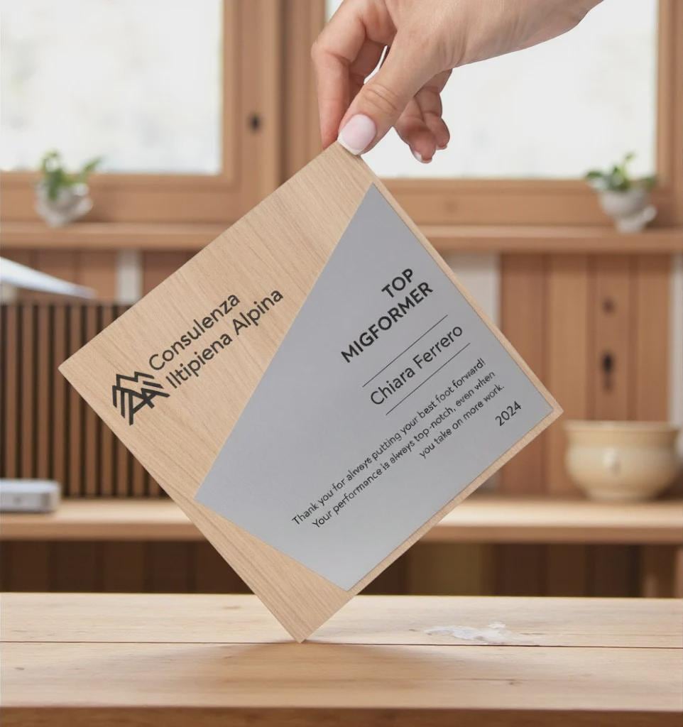 Trofeo in legno quadrato argento ecosostenibile , premio quadrato personalizzato abbinato a cornice flessibile in ottone, targa green