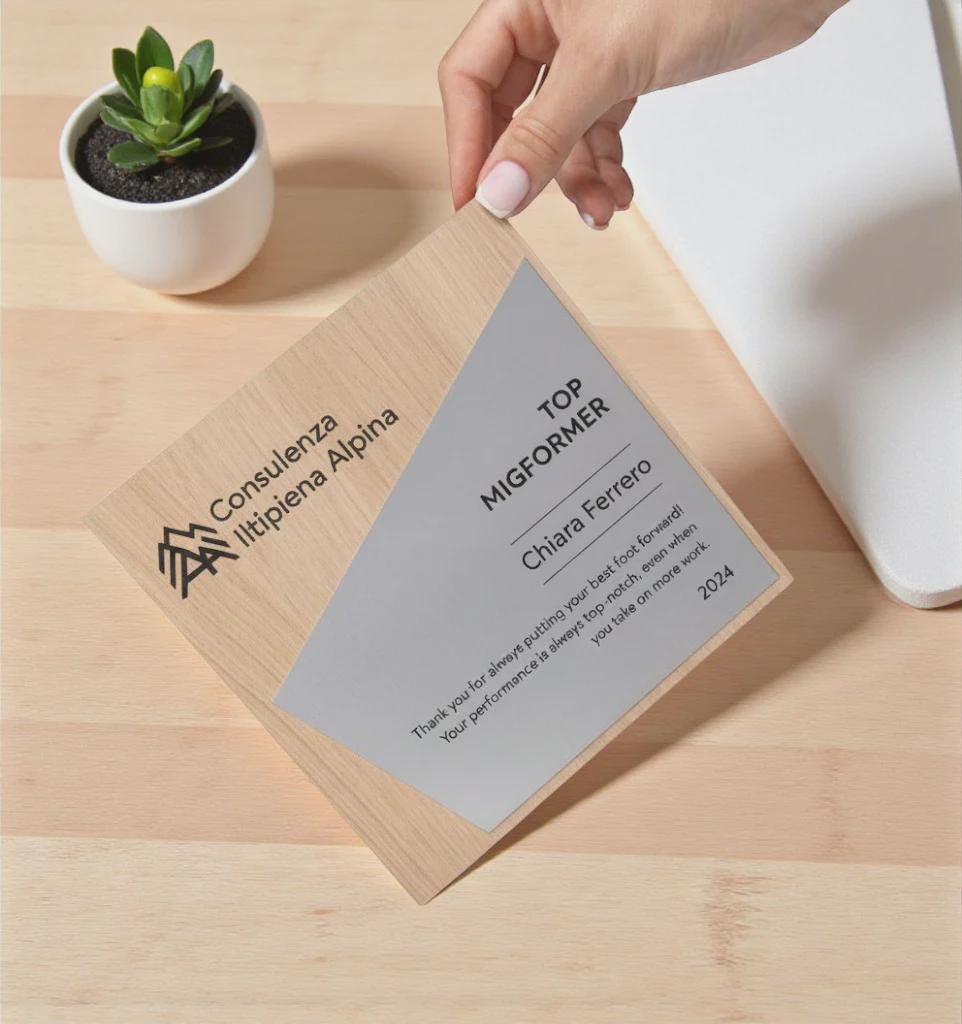 Trofeo in legno quadrato oro ecosostenibile , premio quadrato personalizzato abbinato a cornice flessibile in ottone, targa green