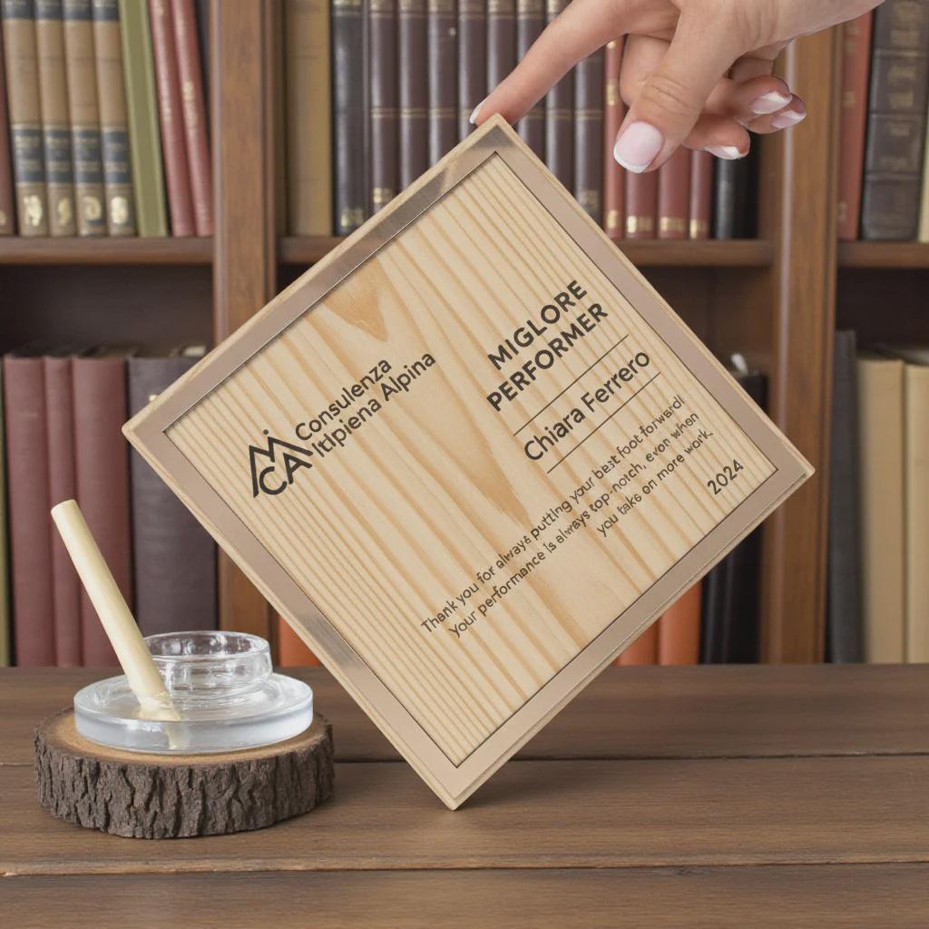 Trofeo in legno quadrato argento ecosostenibile , premio quadrato personalizzato abbinato a cornice flessibile in ottone, targa green