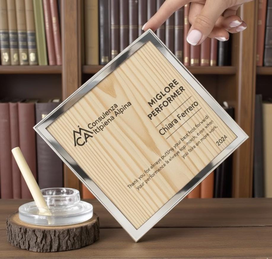 Trofeo in legno quadrato oro ecosostenibile , premio quadrato personalizzato abbinato a cornice flessibile in ottone, targa green