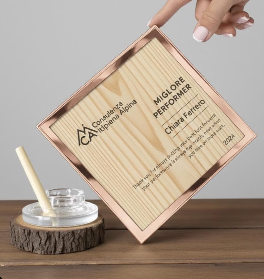 Trofeo in legno quadrato argento ecosostenibile , premio quadrato personalizzato abbinato a cornice flessibile in ottone, targa green