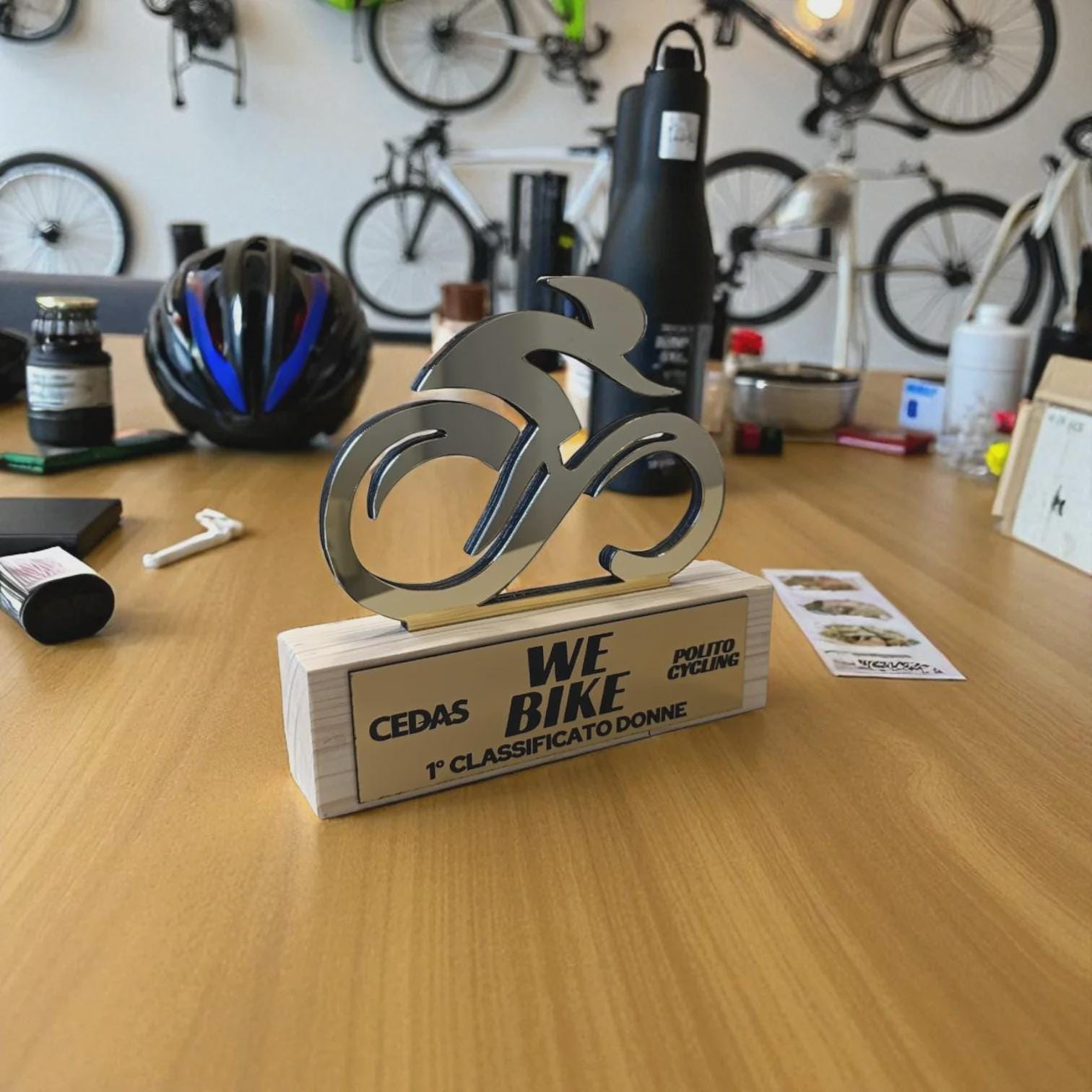 trofeo moderno ciclismo argento in pino massello, premio bicicletta in legno e plexiglas