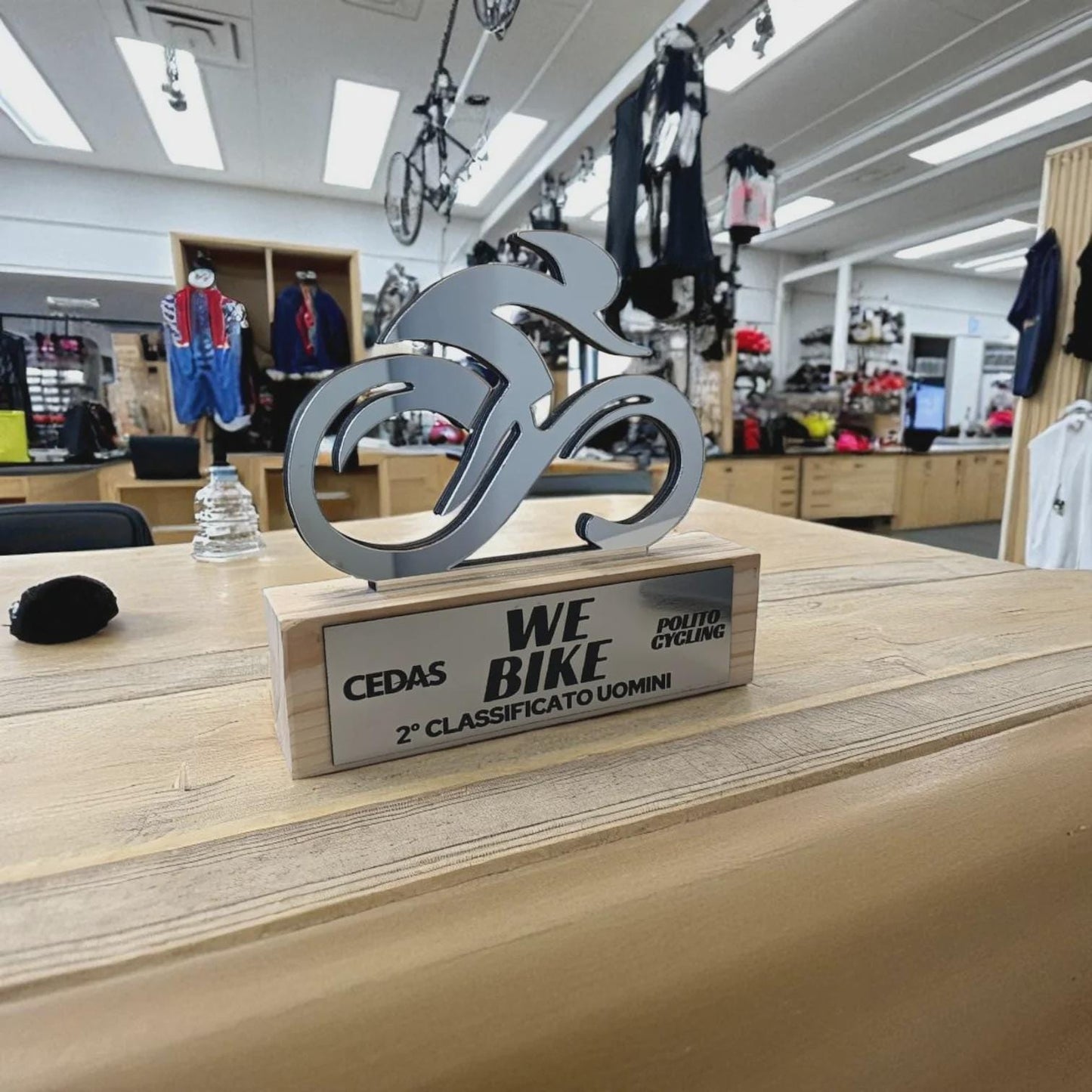 trofeo moderno ciclismo bronzo in pino massello, premio bicicletta in legno e plexiglas