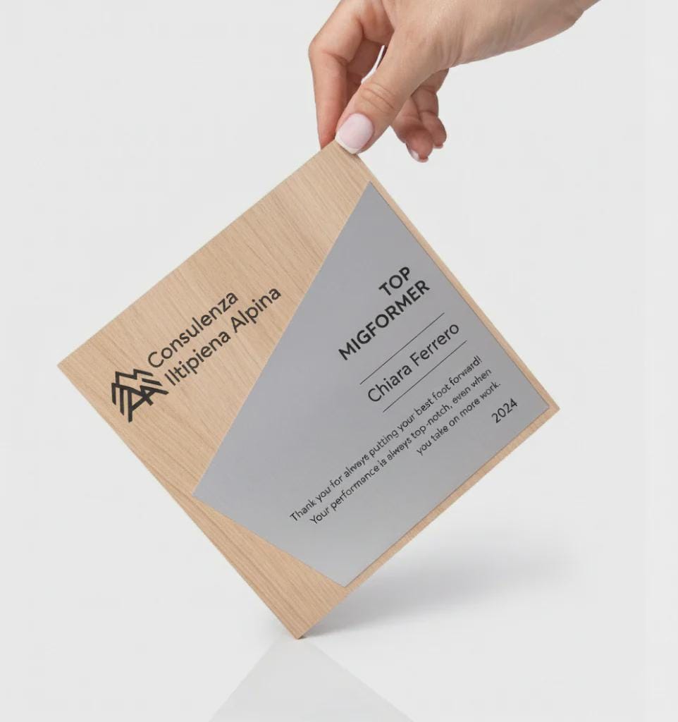 Trofeo in legno quadrato oro ecosostenibile , premio quadrato personalizzato abbinato a cornice flessibile in ottone, targa green