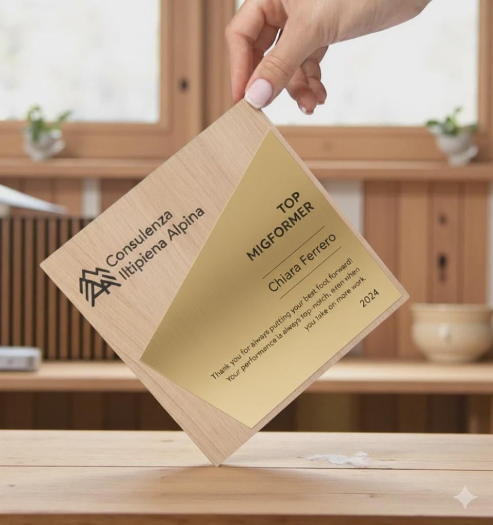 Trofeo in legno quadrato oro ecosostenibile , premio quadrato personalizzato abbinato a cornice flessibile in ottone, targa green