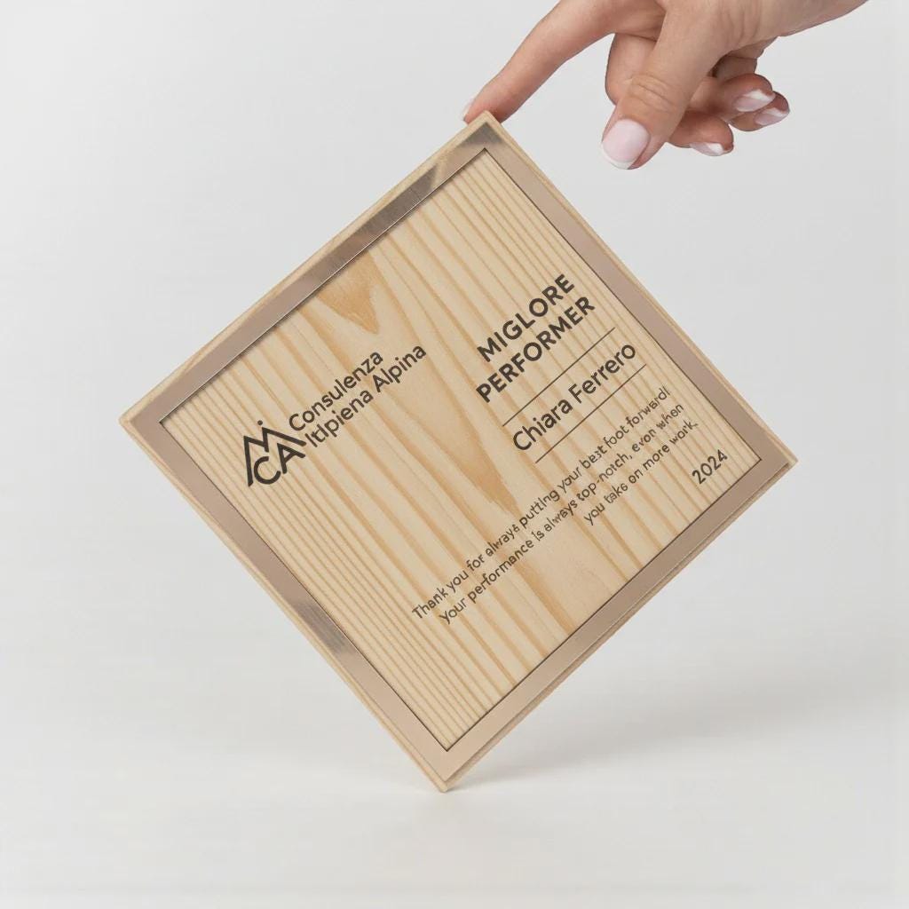 Trofeo in legno quadrato argento ecosostenibile , premio quadrato personalizzato abbinato a cornice flessibile in ottone, targa green