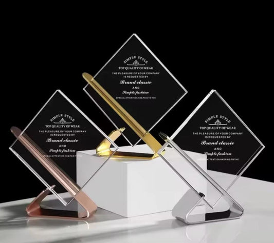 Targa celebrativa in plexiglass con finitura premio personalizzato abbinato a cornice flessibile in ottone, targa moderna