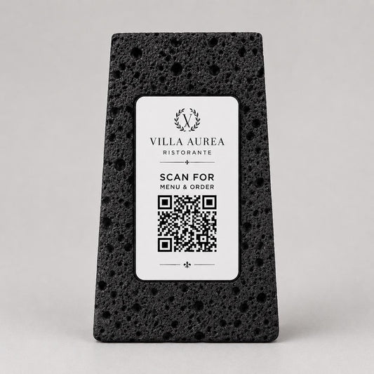 Supporto QR Code Menu Ristorante in PLA effetto pietra vulcanica bianco | Totem da Tavolo Personalizzato con Logo e Targhetta Incisa Laser