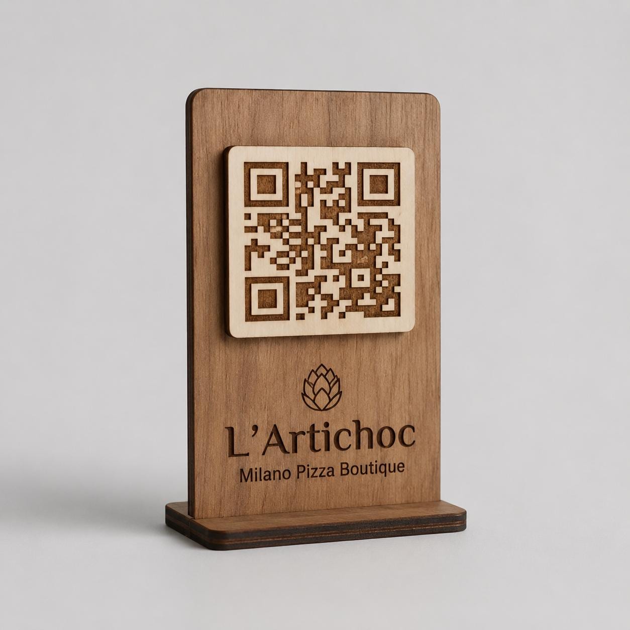 QR Code in legno color noce chiaro personalizzato, segnatavolo inciso laser per menu digitale ristorante bar hotel
