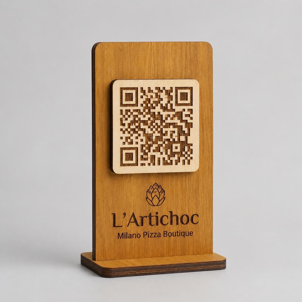 QR Code in legno color noce chiaro personalizzato, segnatavolo inciso laser per menu digitale ristorante bar hotel