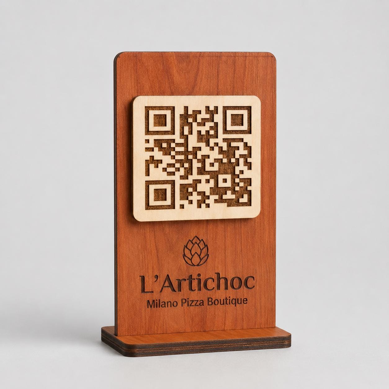 QR Code in legno color noce chiaro personalizzato, segnatavolo inciso laser per menu digitale ristorante bar hotel