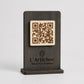 QR Code in legno color noce chiaro personalizzato, segnatavolo inciso laser per menu digitale ristorante bar hotel