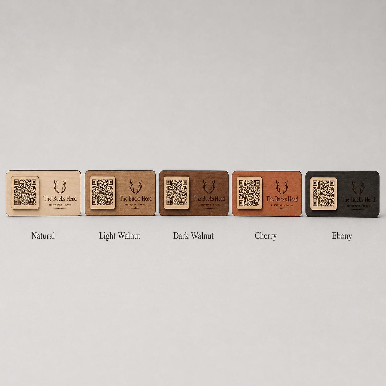 Targhetta QR Code in legno color noce personalizzato con logo, segnatavolo inciso laser per menu digitale ristorante bar hotel