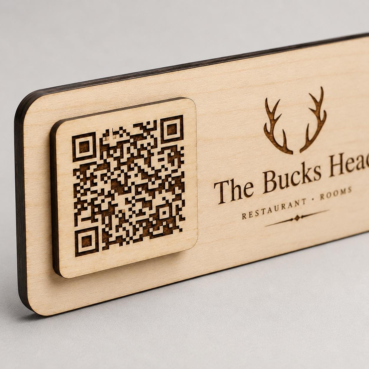 Targhetta QR Code in legno color chiaro personalizzato con logo, segnatavolo inciso laser per menu digitale ristorante bar hotel