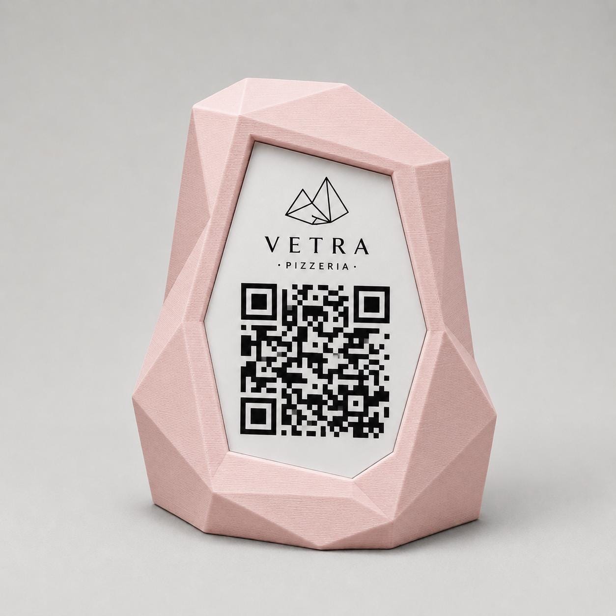 Portamenu QR Code Design Low-Poly | Supporto da Tavolo giallo Stampa 3D e Targhetta Incisa | Segnatavolo Personalizzato Hotel Pizzeria