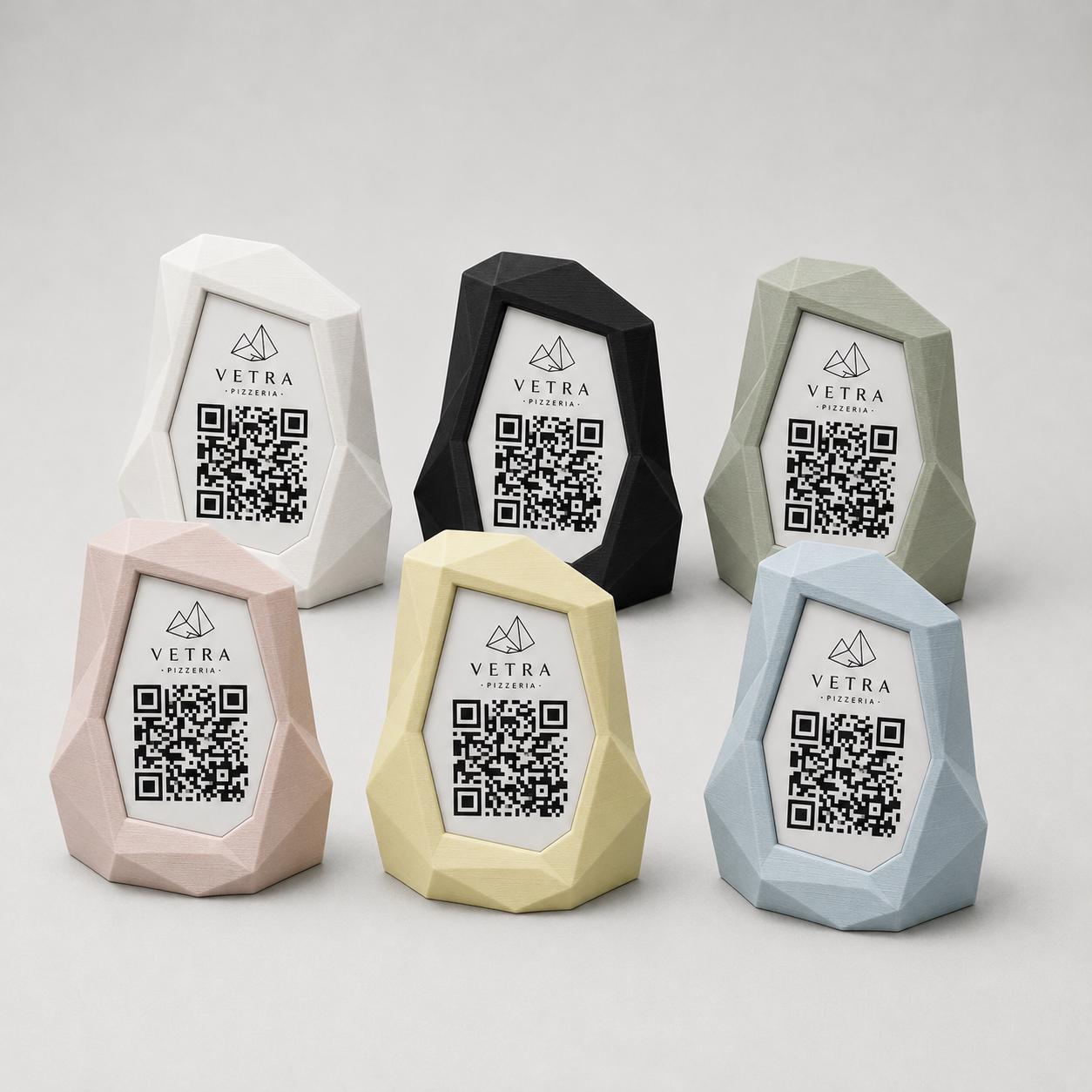 Portamenu QR Code Design Low-Poly | Supporto da Tavolo rosa Stampa 3D e Targhetta Incisa | Segnatavolo Personalizzato Hotel Pizzeria