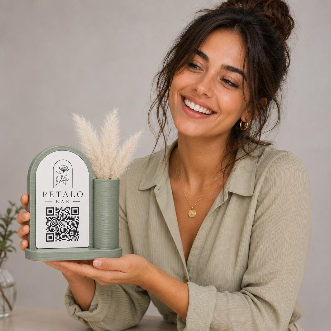 Centrotavola vasetto portafiori con QR Code rosa per caffetterie bar per bar pasticceria bakery floreale qr code boho design