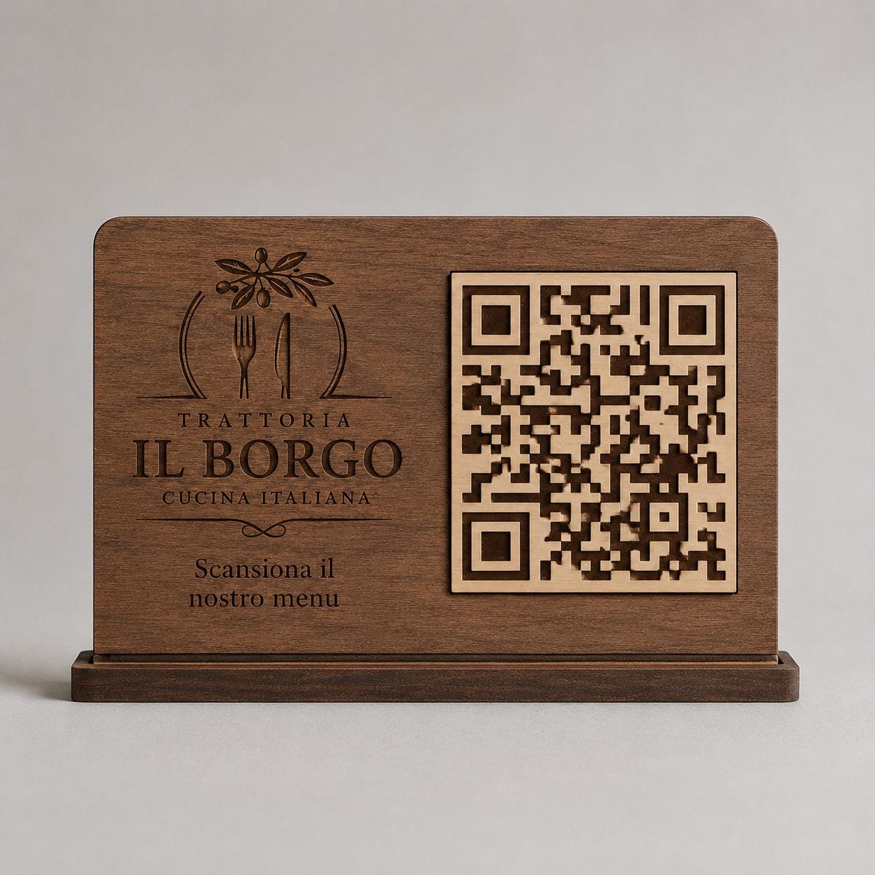 QR Code da tavolo in legno color noce personalizzato, segnatavolo inciso laser per menu digitale ristorante bar hotel