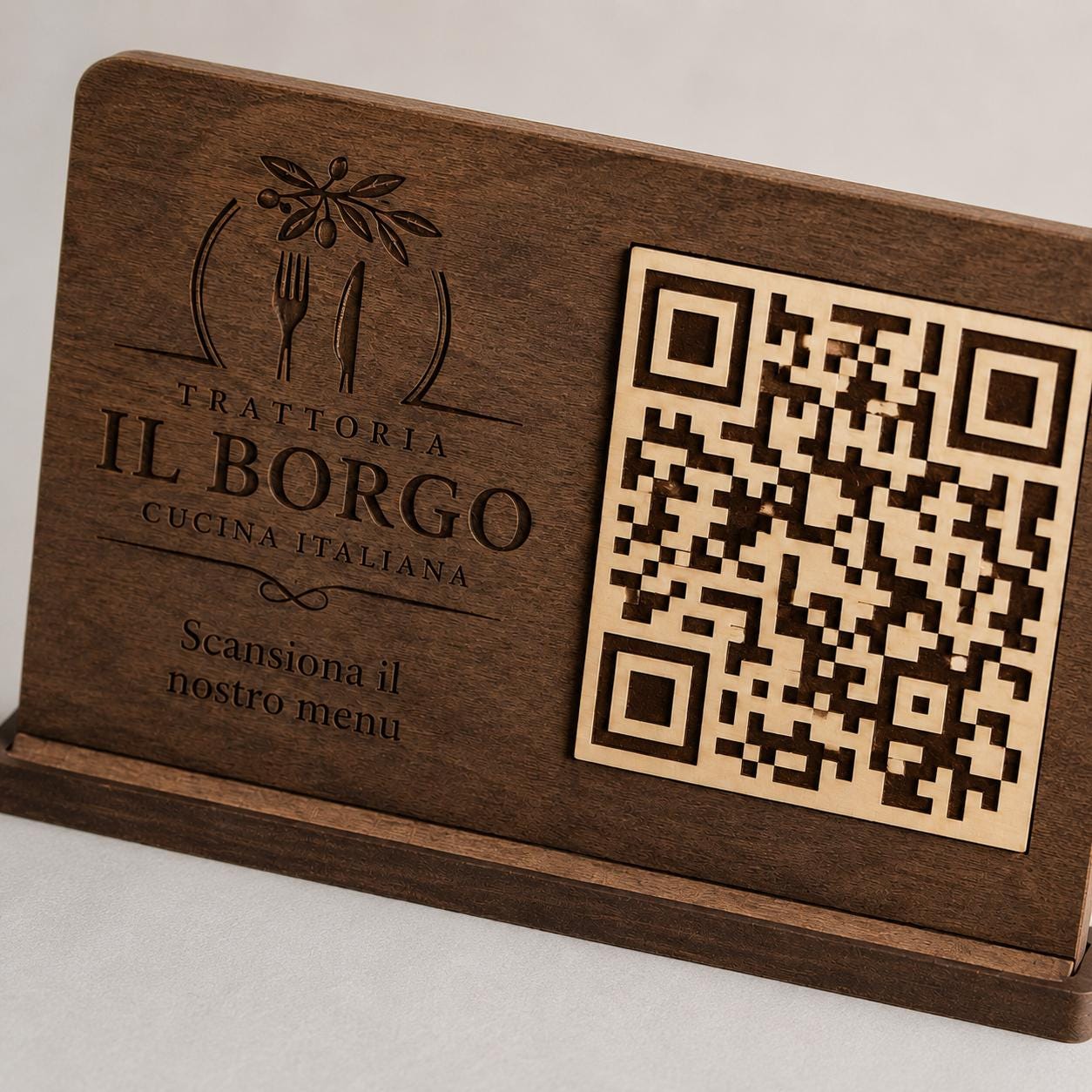 QR Code da tavolo in legno color legno chiaro personalizzato, segnatavolo inciso laser per menu digitale ristorante bar hotel