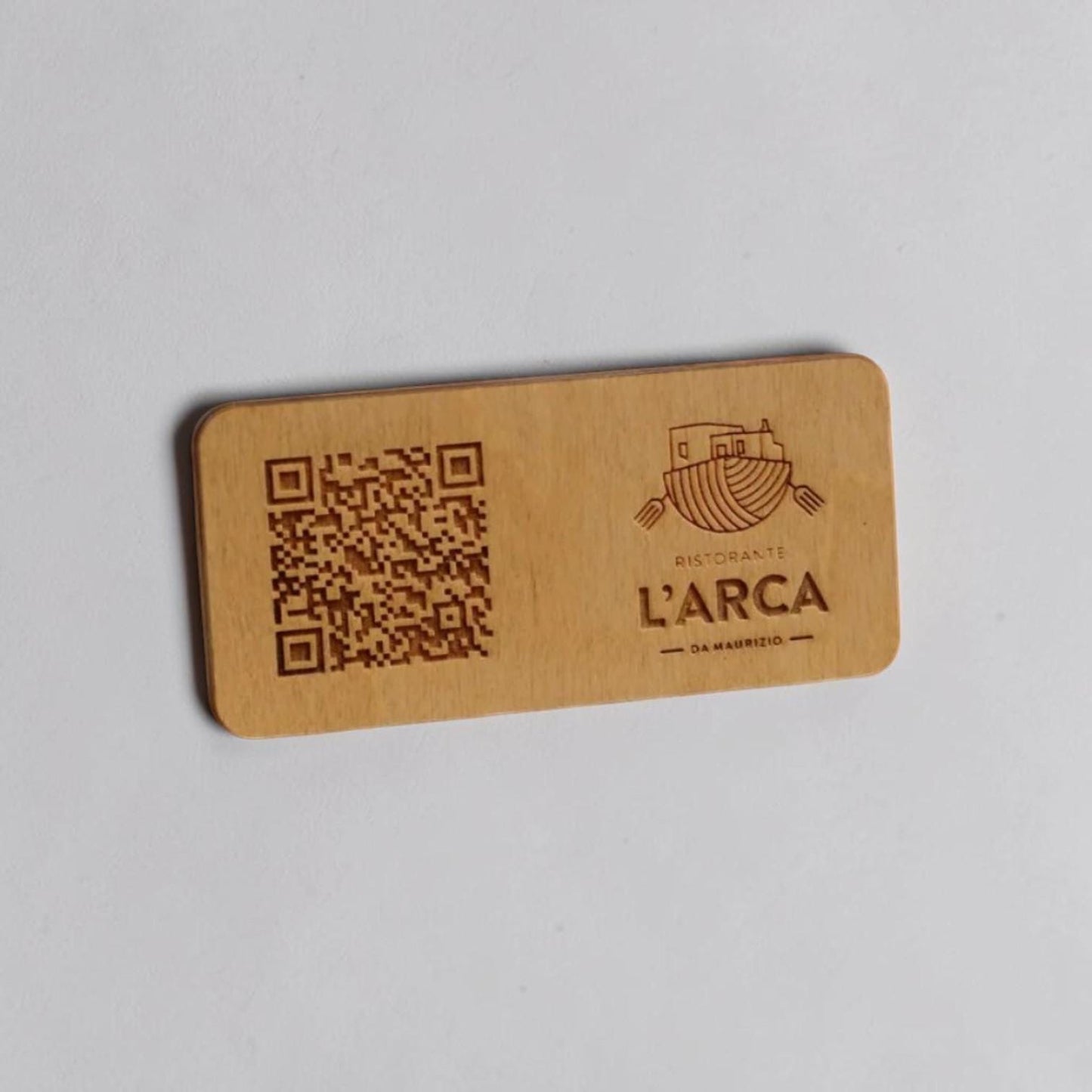 targhetta in legno noce con incisione logo ristorante personalizzato, segnatavolo inciso laser per menu digitale ristorante bar hotel