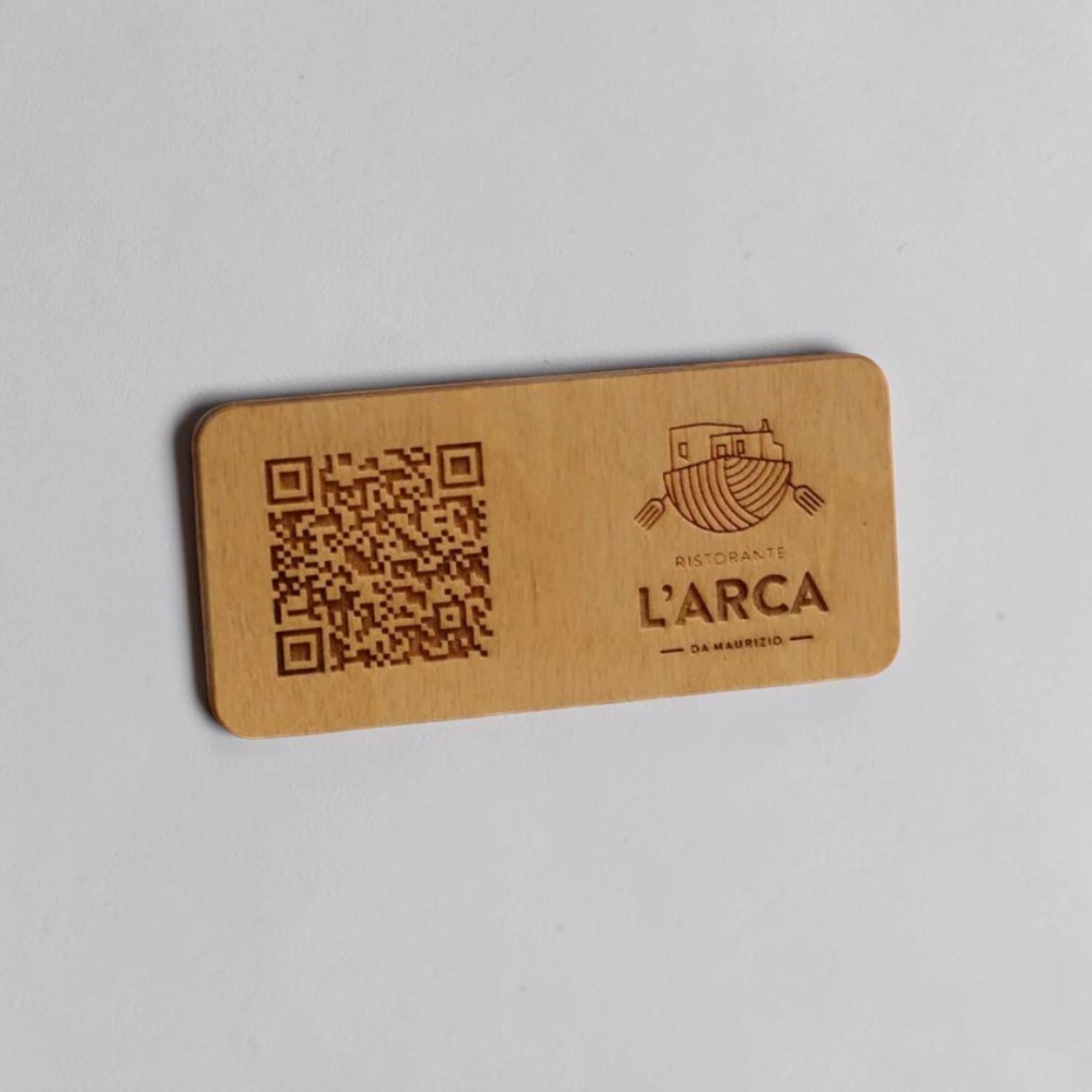 targhetta in legno noce con incisione logo ristorante personalizzato, segnatavolo inciso laser per menu digitale ristorante bar hotel