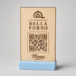 Totem qr code in legno e base in 3d in plastica con basetta per caffetterie bar pasticceria bakery floreale qr code design rustico moderno