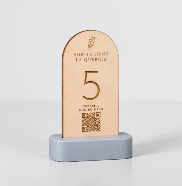 Portanumero Tavolo Azzurro con QR Code Personalizzato | Stand in Legno di Pioppo e Base 3D | Segnatavolo per Agriturismo, Ristorante, Bar