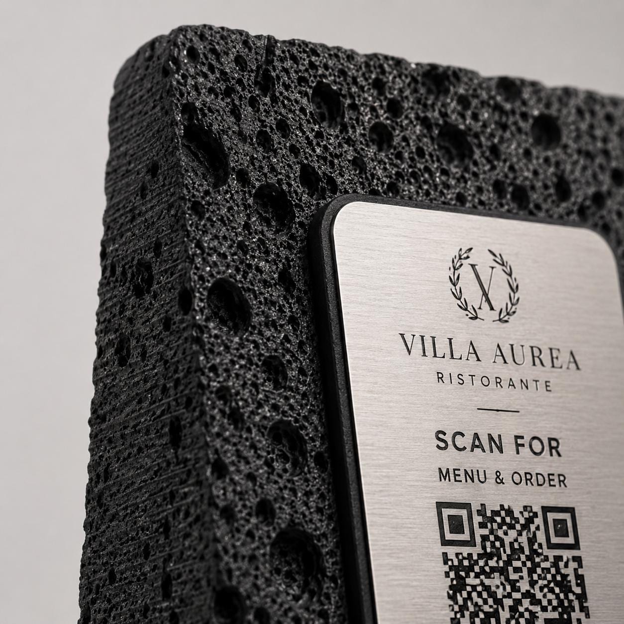 Supporto QR Code Menu Ristorante in PLA effetto pietra vulcanica bianco | Totem da Tavolo Personalizzato con Logo e Targhetta Incisa Laser