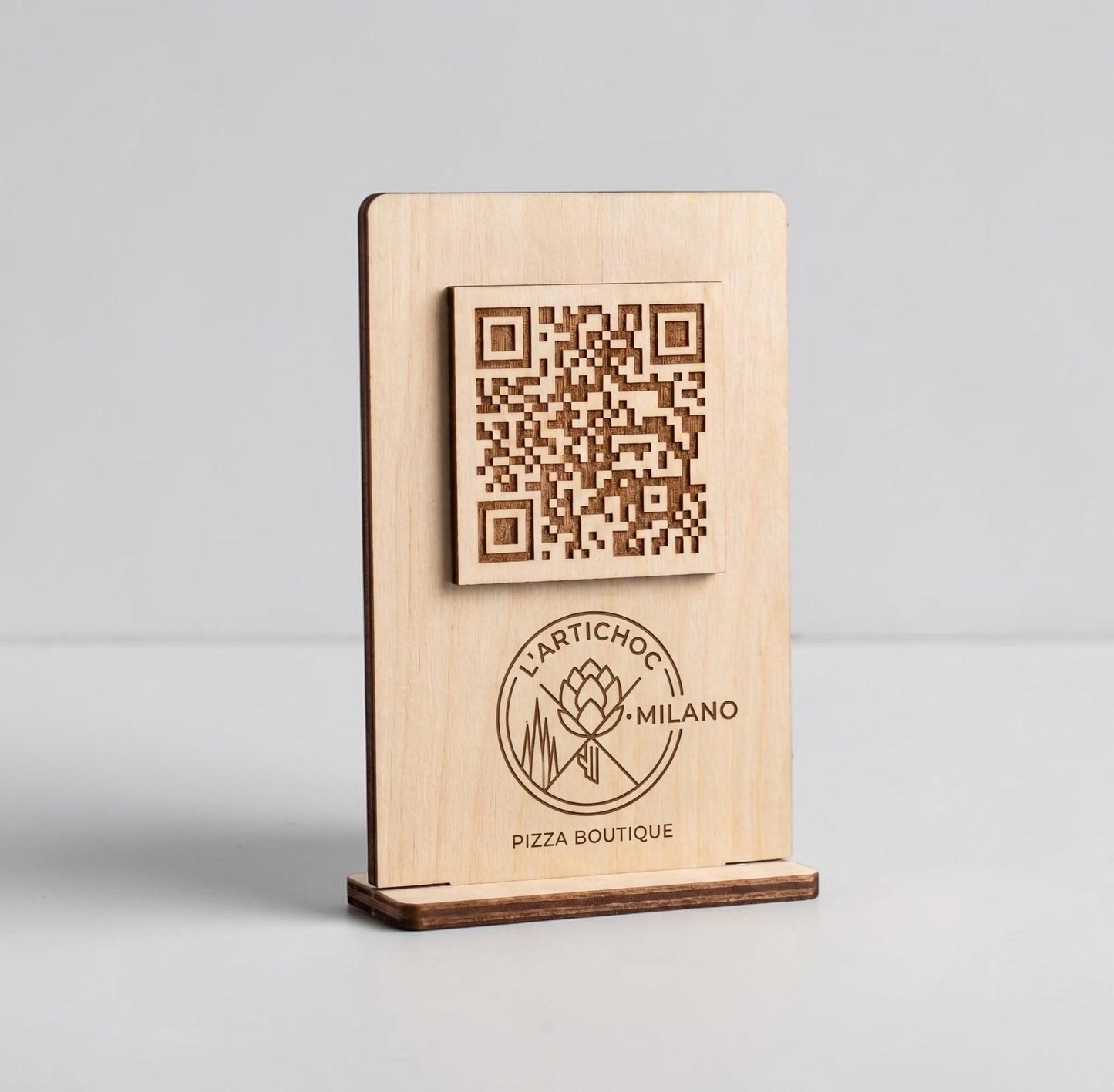QR Code in legno color noce chiaro personalizzato, segnatavolo inciso laser per menu digitale ristorante bar hotel