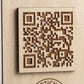 QR Code in legno color noce chiaro personalizzato, segnatavolo inciso laser per menu digitale ristorante bar hotel