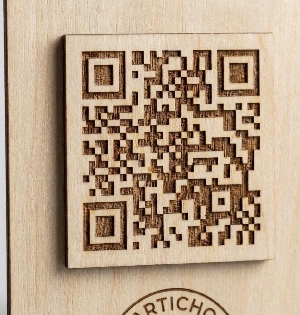 QR Code in legno color noce chiaro personalizzato, segnatavolo inciso laser per menu digitale ristorante bar hotel