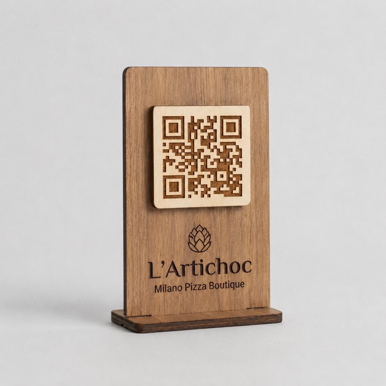QR Code in legno color noce chiaro personalizzato, segnatavolo inciso laser per menu digitale ristorante bar hotel
