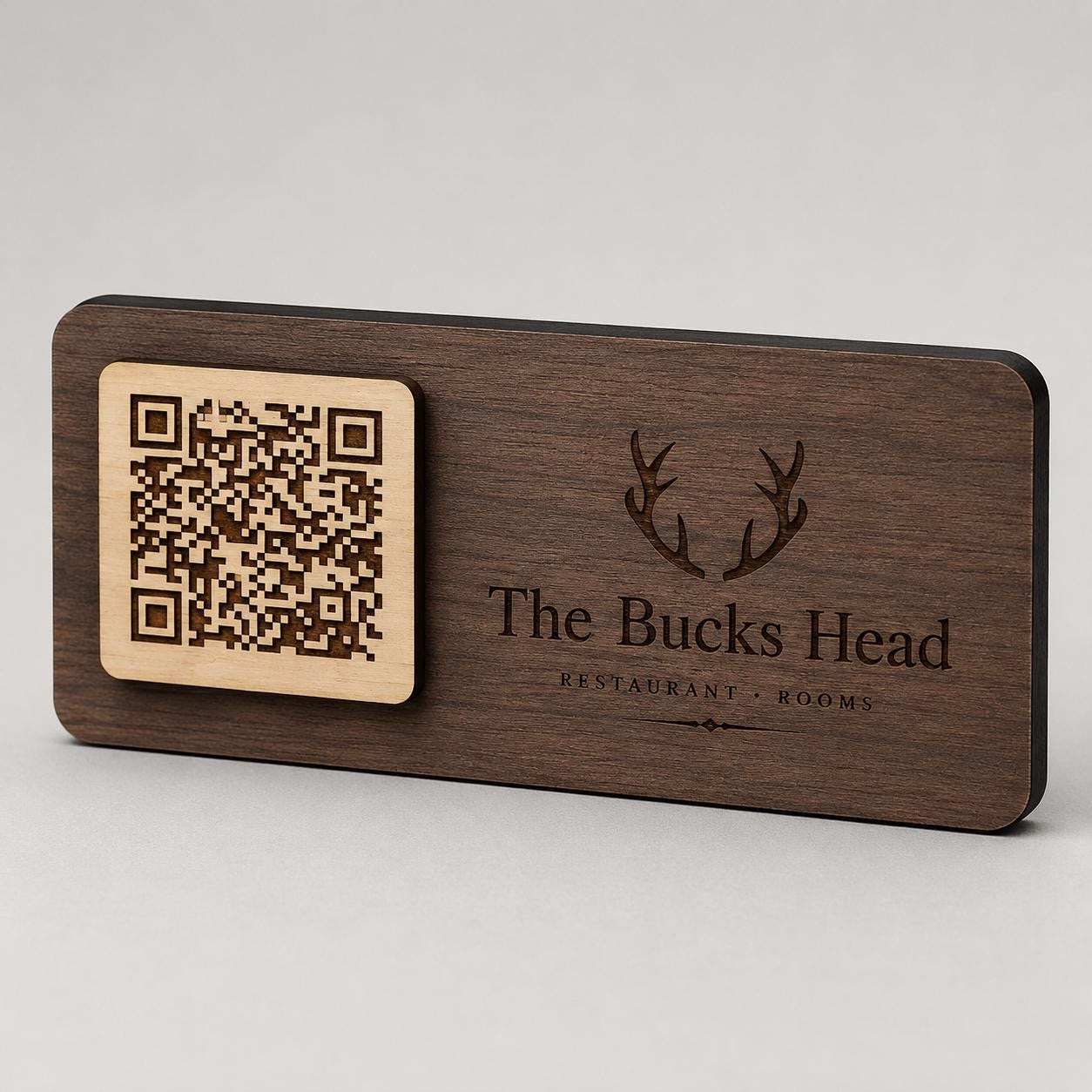 Targhetta QR Code in legno color ebano personalizzato con logo, segnatavolo inciso laser per menu digitale ristorante bar hotel
