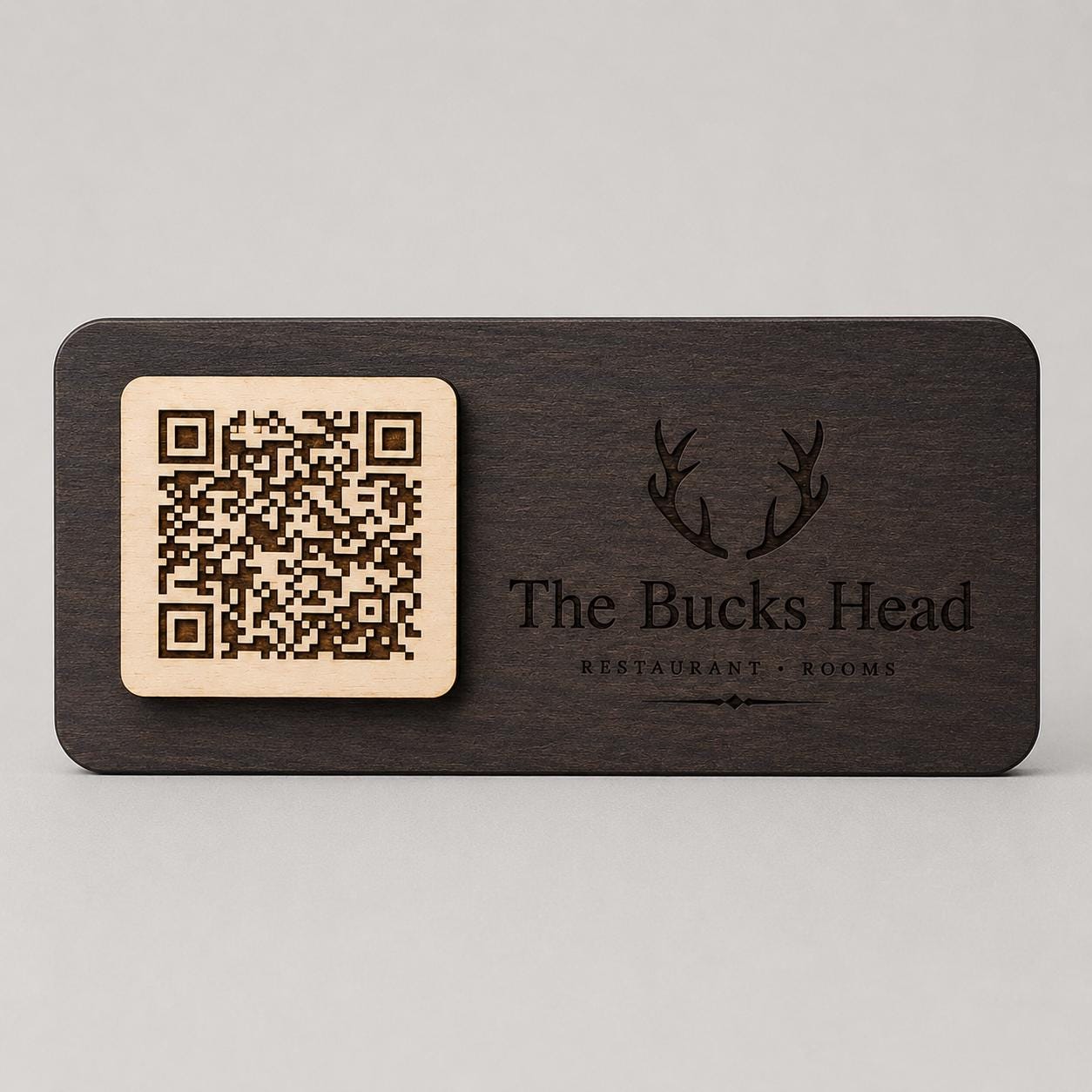 Targhetta QR Code in legno color ebano personalizzato con logo, segnatavolo inciso laser per menu digitale ristorante bar hotel