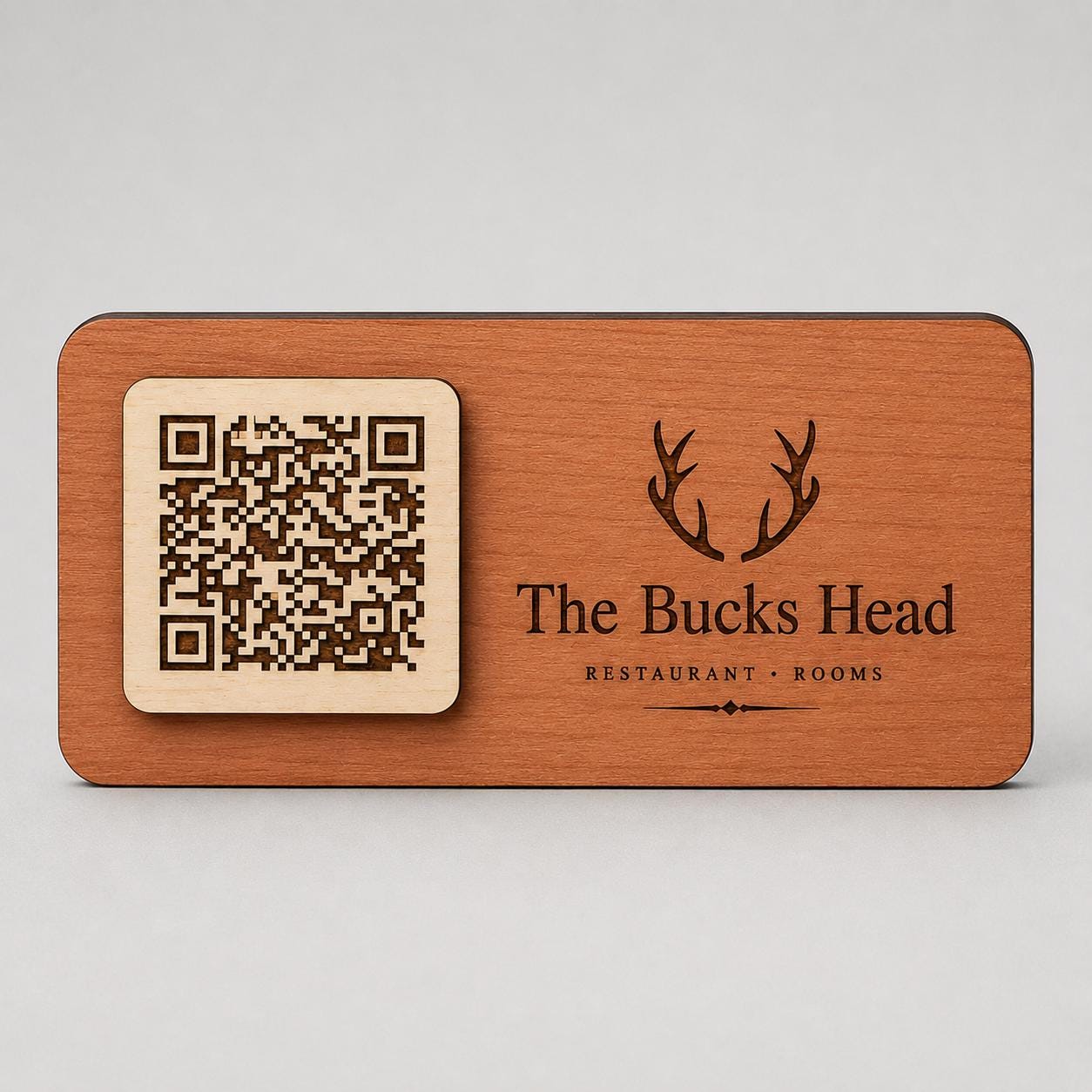 Targhetta QR Code in legno color ebano personalizzato con logo, segnatavolo inciso laser per menu digitale ristorante bar hotel