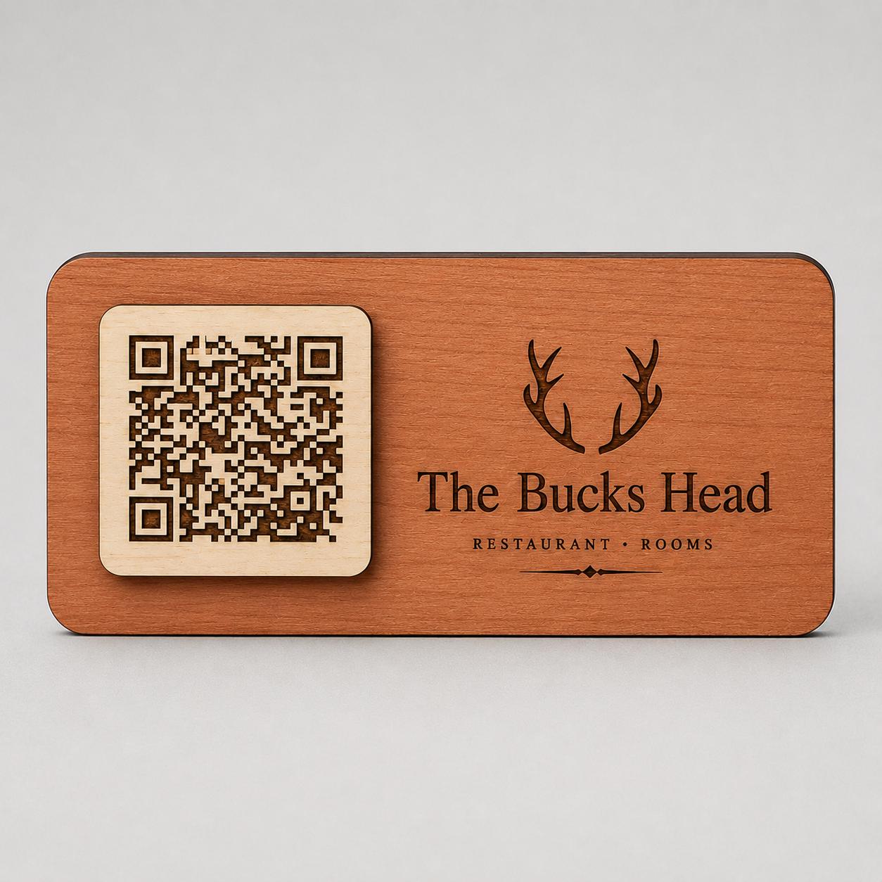 Targhetta QR Code in legno color noce personalizzato con logo, segnatavolo inciso laser per menu digitale ristorante bar hotel
