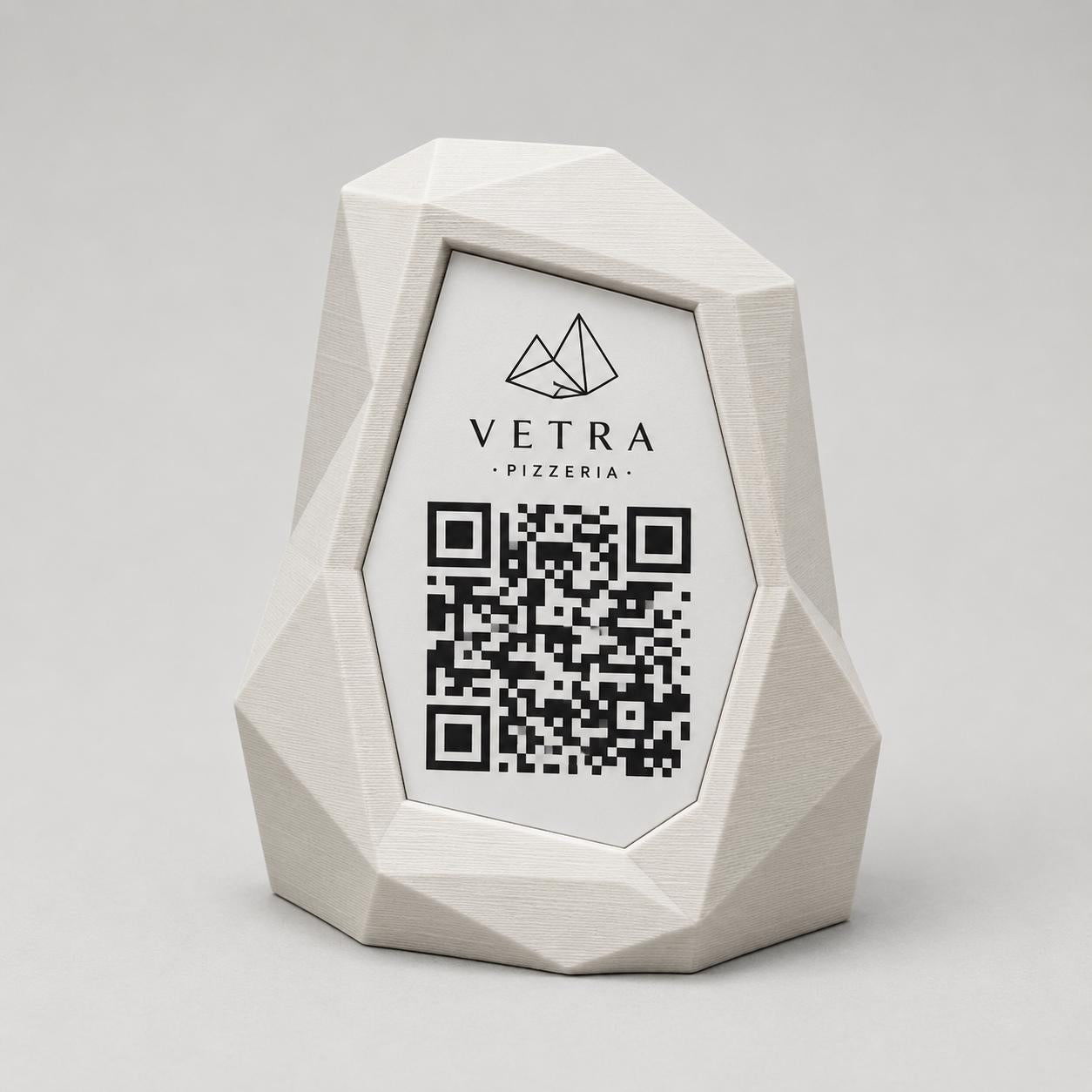 Portamenu QR Code Design Low-Poly | Supporto da Tavolo rosa Stampa 3D e Targhetta Incisa | Segnatavolo Personalizzato Hotel Pizzeria
