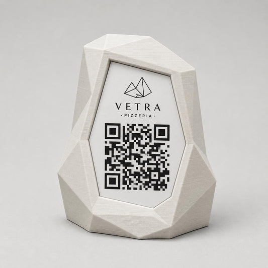 Portamenu QR Code Design Low-Poly | Supporto da Tavolo Ristorante Stampa 3D e Targhetta Incisa | Segnatavolo Personalizzato Hotel Pizzeria
